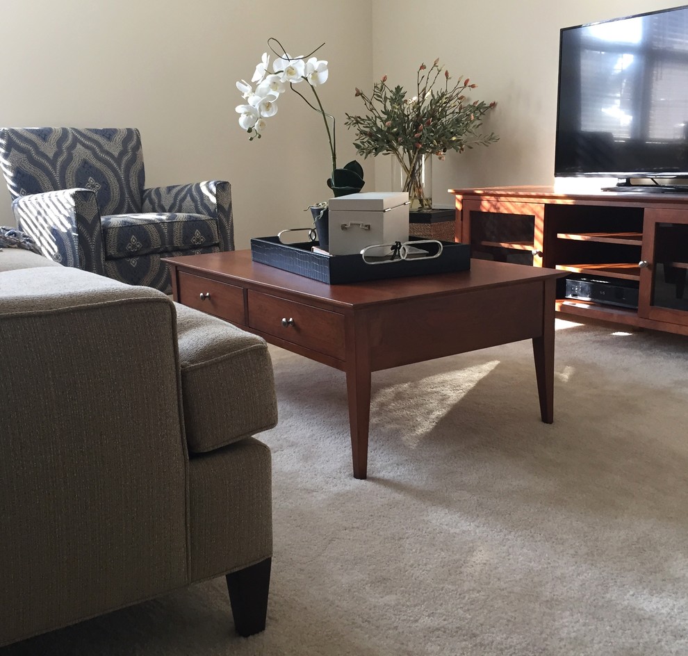 Foto de sala de estar abierta clásica renovada grande sin chimenea con paredes blancas, moqueta y televisor independiente