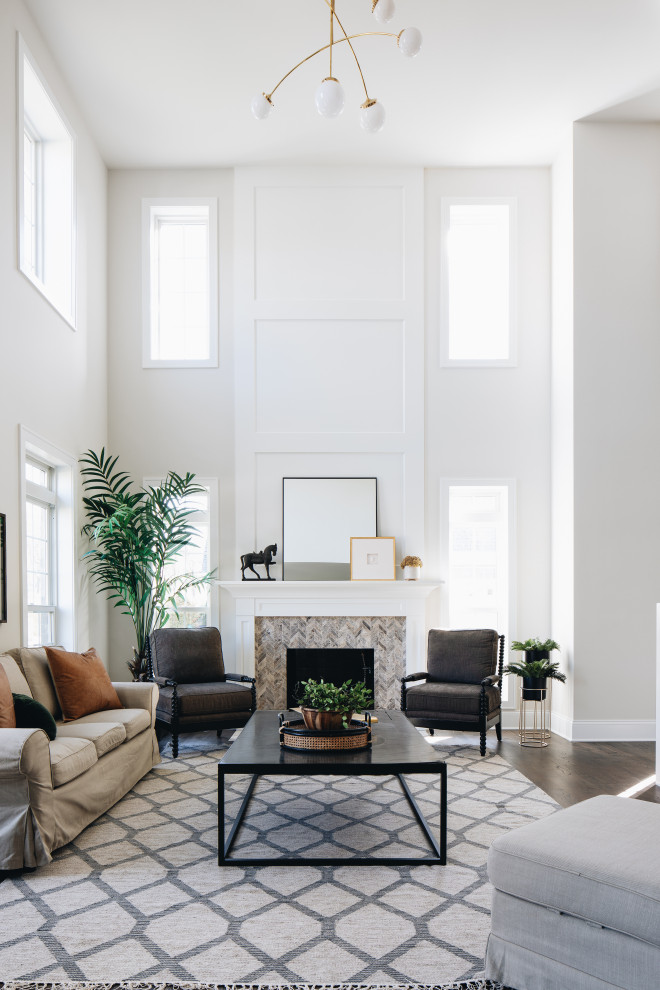Источник вдохновения для домашнего уюта: открытая гостиная комната в стиле неоклассика (современная классика) с белыми стенами, темным паркетным полом и коричневым полом