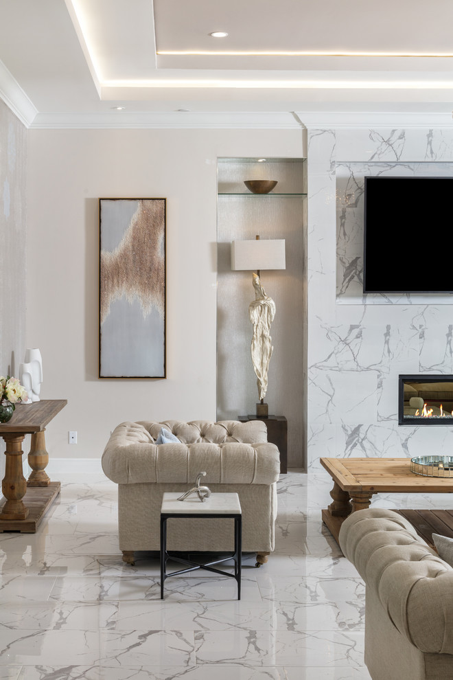 Inredning av ett modernt stort allrum med öppen planlösning, med grå väggar, klinkergolv i porslin, en dubbelsidig öppen spis, en spiselkrans i trä, en väggmonterad TV och vitt golv