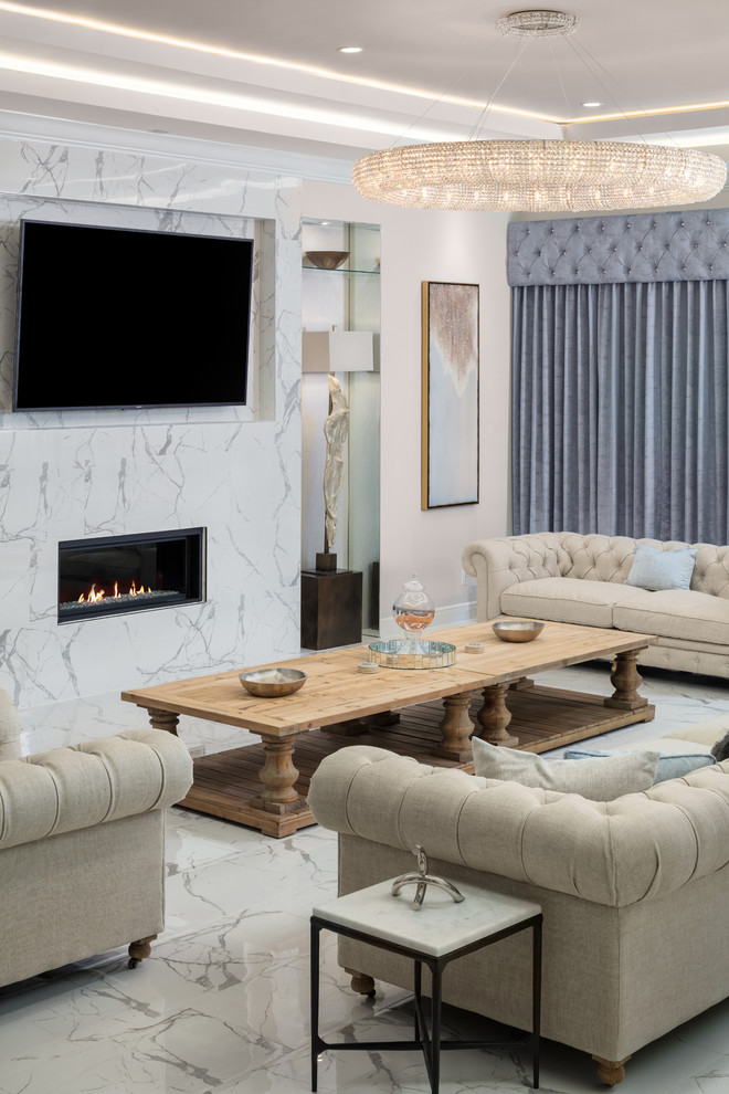 Réalisation d'une grande salle de séjour design ouverte avec un mur gris, un sol en carrelage de porcelaine, une cheminée double-face, un manteau de cheminée en carrelage, un téléviseur fixé au mur et un sol blanc.