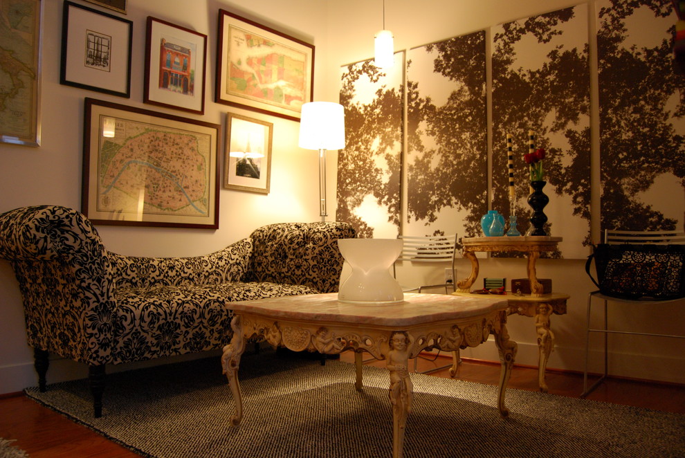 Imagen de sala de estar bohemia con paredes beige