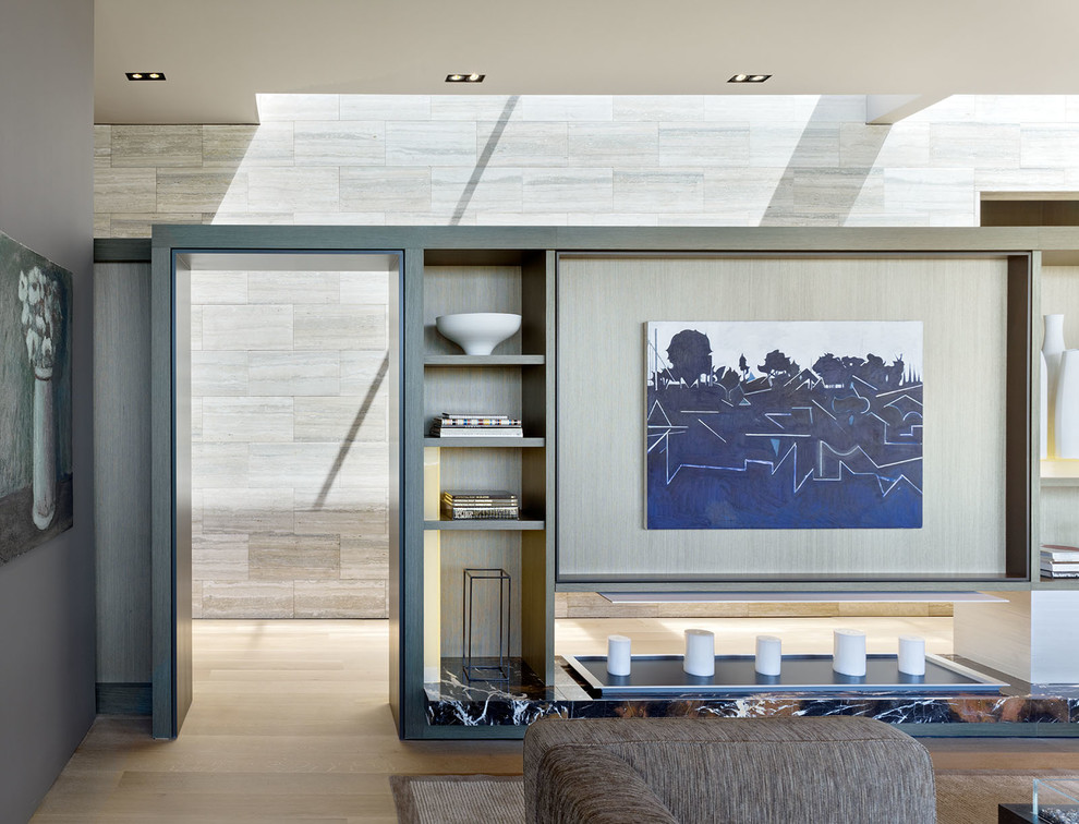 Idee per un soggiorno minimal di medie dimensioni e chiuso con pareti grigie e parquet chiaro