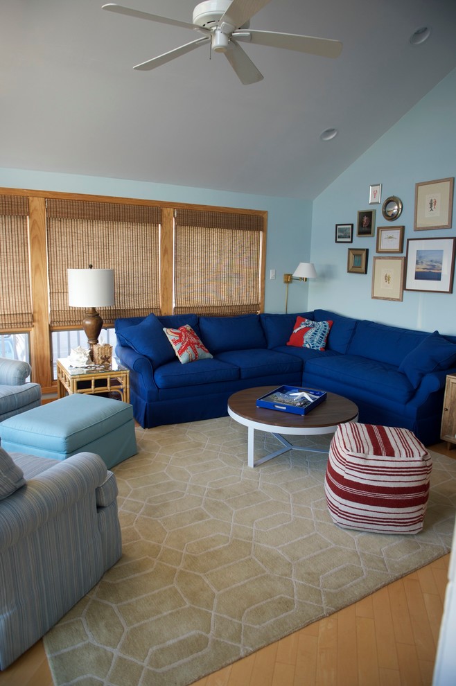 Foto de sala de estar tipo loft clásica renovada grande con paredes azules, suelo de madera clara, chimenea de doble cara, marco de chimenea de baldosas y/o azulejos y televisor colgado en la pared