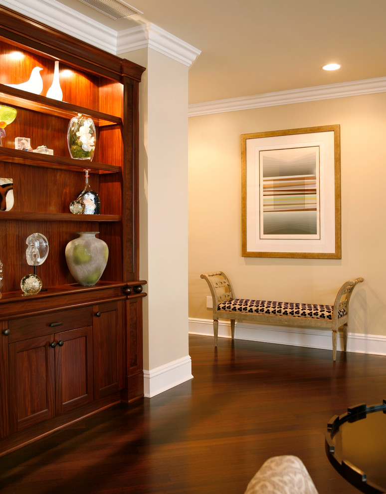 Ejemplo de sala de estar clásica renovada grande con paredes beige, suelo de madera oscura y pared multimedia