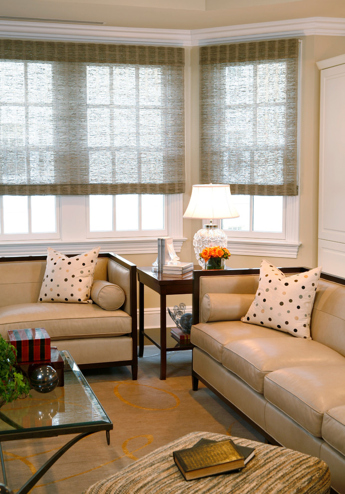 Modelo de sala de estar abierta tradicional renovada grande con paredes beige, suelo de madera oscura y pared multimedia
