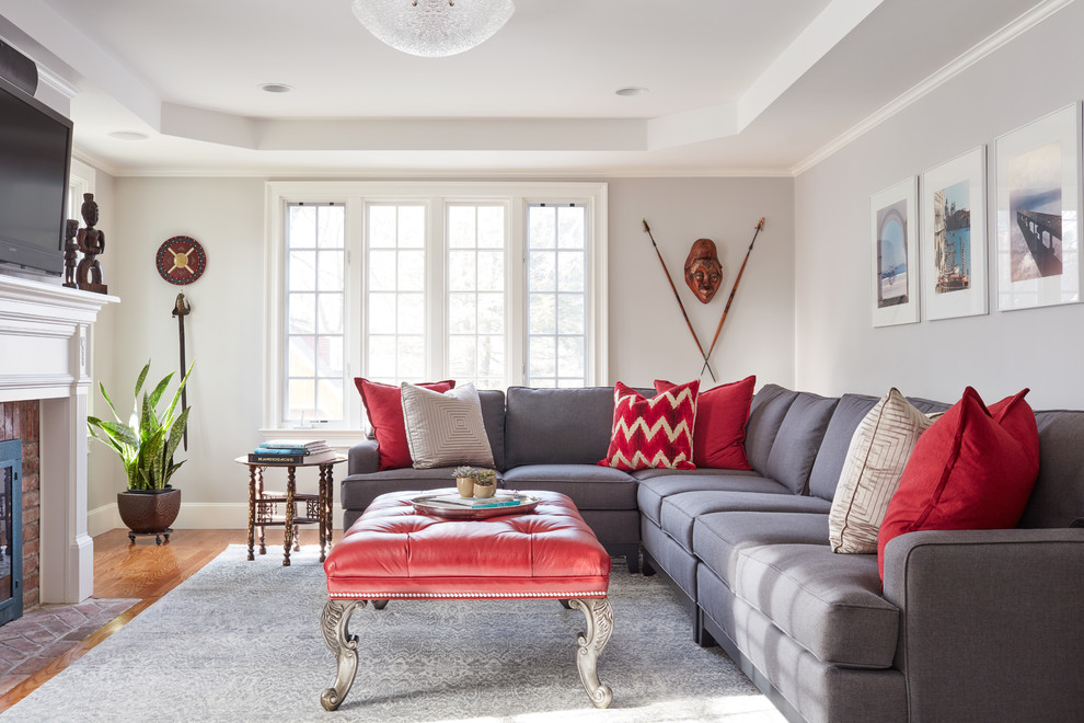 Mittelgroßes, Abgetrenntes Eklektisches Wohnzimmer mit grauer Wandfarbe, braunem Holzboden, Kamin, Kaminumrandung aus Holz und TV-Wand in Boston