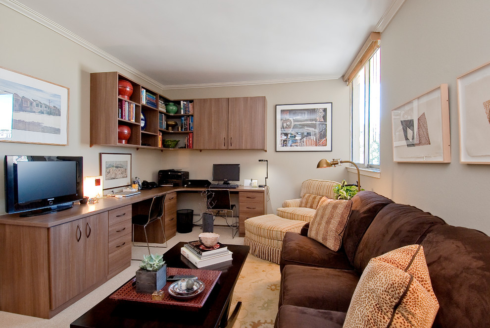 Ejemplo de sala de estar cerrada tradicional pequeña sin chimenea con paredes beige, televisor independiente, moqueta y suelo beige