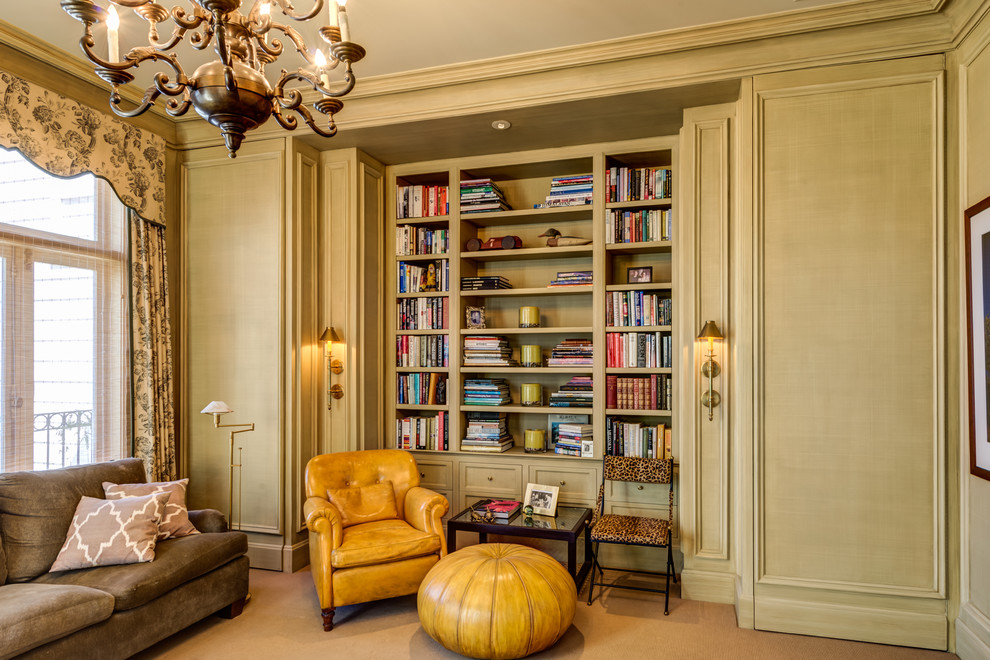 Свежая идея для дизайна: гостиная комната в классическом стиле с ковровым покрытием, стандартным камином, скрытым телевизором, с книжными шкафами и полками и зелеными стенами - отличное фото интерьера