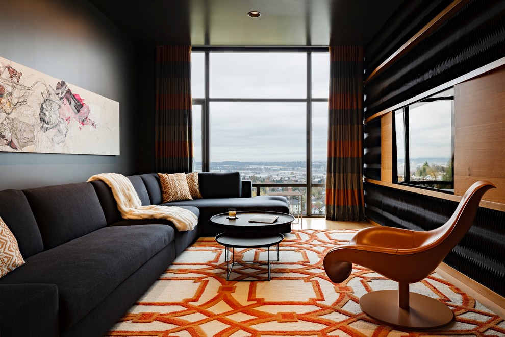 Пример оригинального дизайна: гостиная комната в современном стиле с черными стенами, мультимедийным центром и ковром на полу