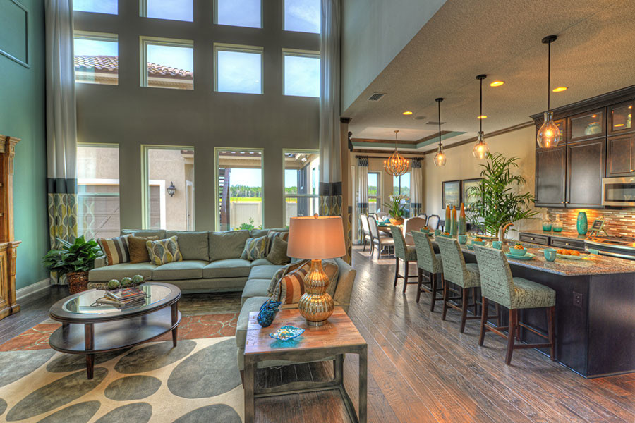 Maritimes Wohnzimmer mit grüner Wandfarbe und braunem Holzboden in Jacksonville