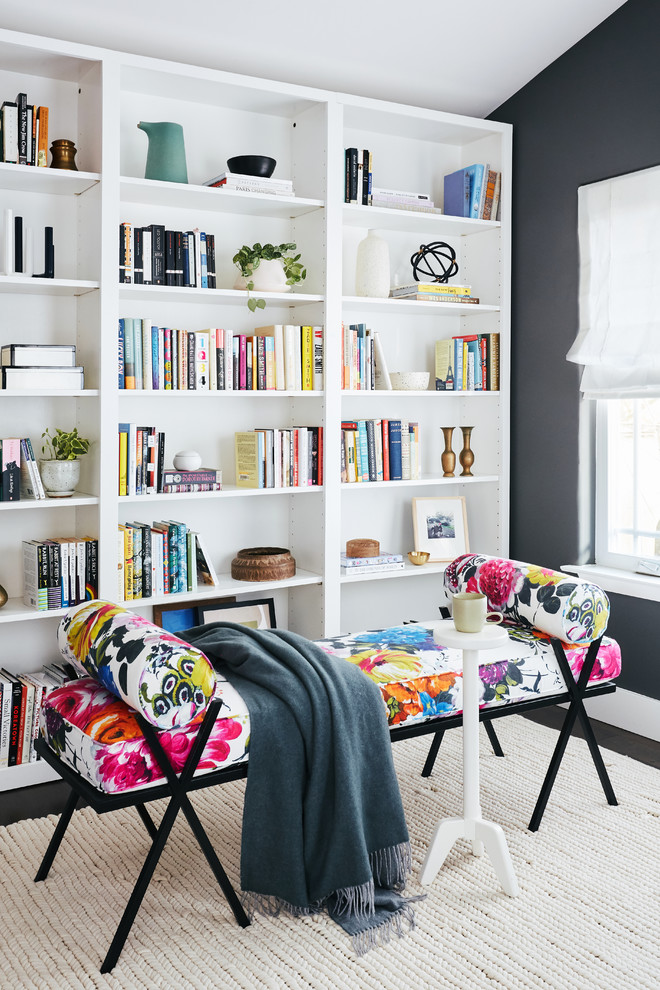 Diseño de sala de estar con biblioteca clásica renovada con paredes grises y alfombra