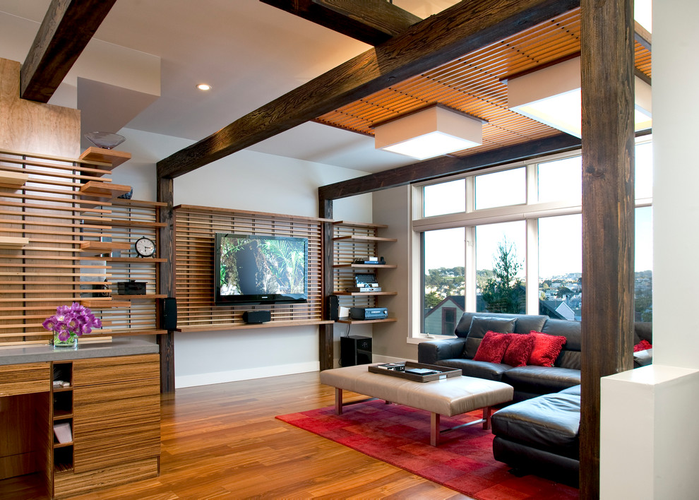 Ispirazione per un soggiorno contemporaneo con pareti bianche, pavimento in legno massello medio e TV a parete
