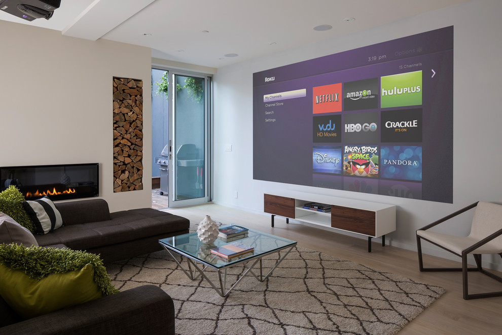 Modelo de sala de estar contemporánea con paredes blancas, suelo de madera clara y chimenea lineal