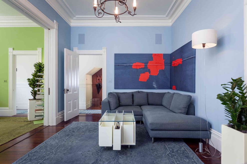 Idee per un soggiorno chic con pareti blu e parquet scuro