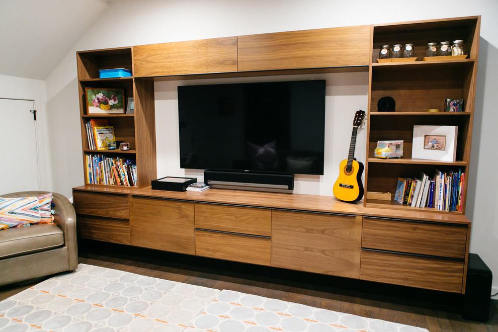Immagine di un piccolo soggiorno moderno chiuso con pareti bianche, parquet scuro, nessun camino, TV a parete e pavimento marrone