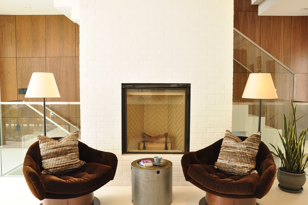 Idee per un soggiorno design con pareti marroni, camino classico e cornice del camino in mattoni