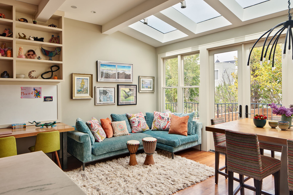 Offenes Klassisches Wohnzimmer ohne Kamin mit grauer Wandfarbe und braunem Holzboden in San Francisco