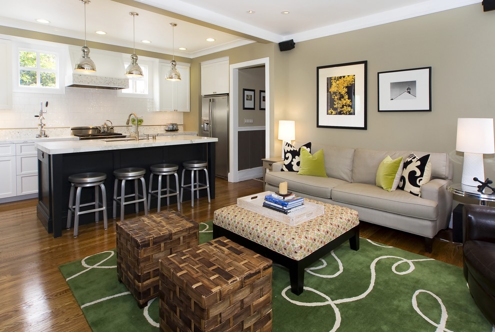 Modelo de sala de estar abierta actual con paredes beige y suelo de madera en tonos medios