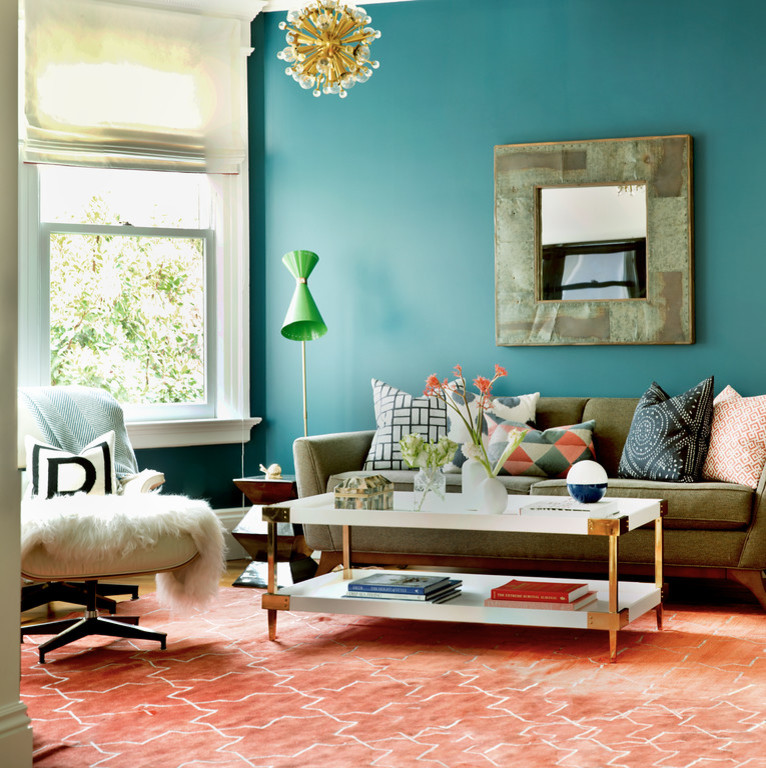 Esempio di un soggiorno classico di medie dimensioni e aperto con pareti blu, parquet chiaro, nessun camino e TV a parete