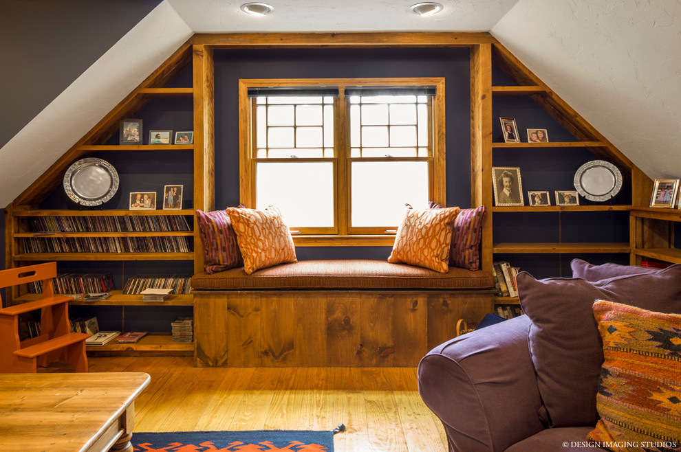 Mittelgroßes, Fernseherloses, Abgetrenntes Stilmix Wohnzimmer ohne Kamin mit blauer Wandfarbe und hellem Holzboden in Boston