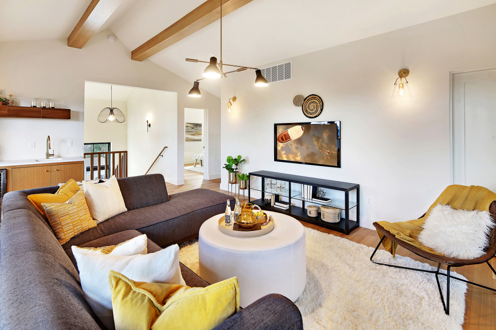 Foto di un grande soggiorno scandinavo con angolo bar, pareti bianche, pavimento in legno massello medio, TV a parete e pavimento marrone