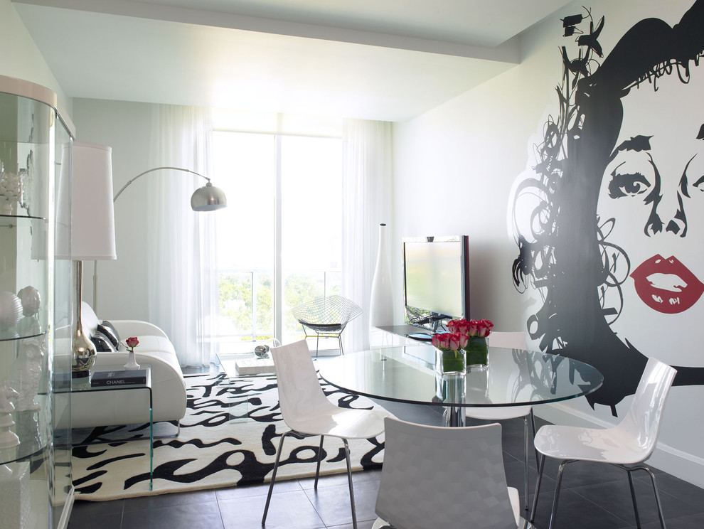 Modelo de sala de estar abierta minimalista con suelo de baldosas de porcelana y televisor independiente