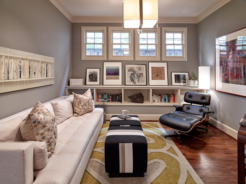 Идея дизайна: изолированная гостиная комната среднего размера в стиле неоклассика (современная классика) с серыми стенами, паркетным полом среднего тона и коричневым полом