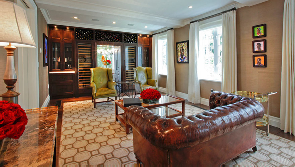 Diseño de sala de estar con barra de bar tradicional grande con paredes beige y moqueta