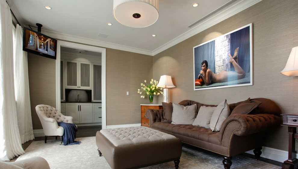 Idee per un soggiorno design di medie dimensioni e chiuso con sala giochi, pareti beige, moquette, porta TV ad angolo e pavimento bianco