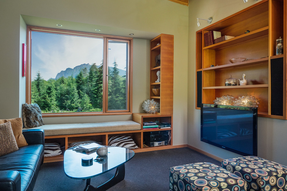 Cette photo montre une salle de séjour moderne de taille moyenne et ouverte avec un mur vert, sol en béton ciré, un manteau de cheminée en métal et un téléviseur fixé au mur.