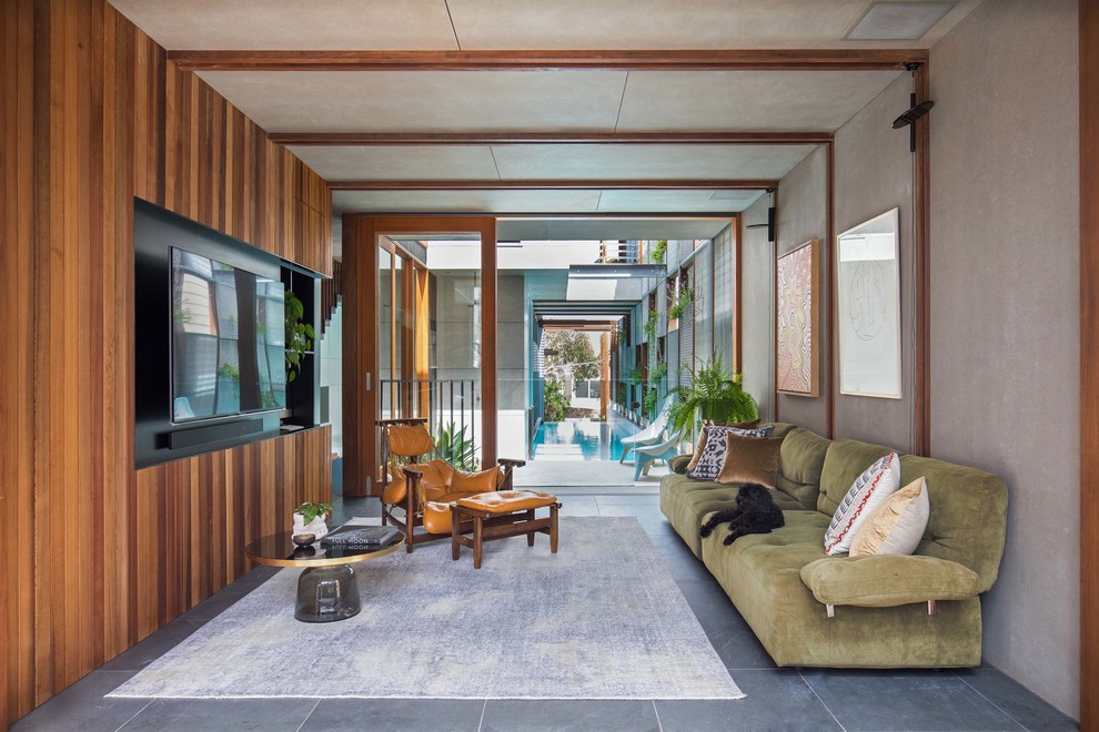 Пример оригинального дизайна: открытая гостиная комната среднего размера в современном стиле с телевизором на стене