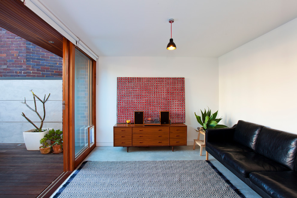 Modernes Wohnzimmer mit Betonboden in Sonstige