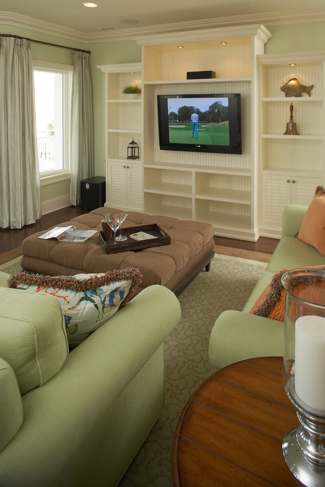 Diseño de sala de estar abierta marinera de tamaño medio con paredes verdes, suelo de madera clara y todas las chimeneas