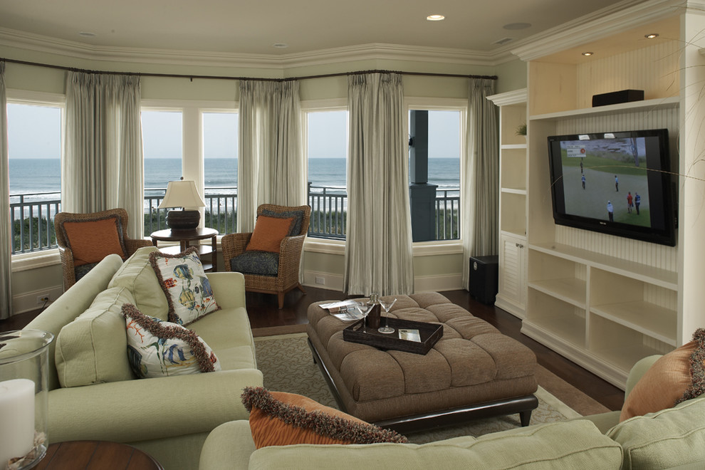 Aménagement d'une salle de séjour bord de mer de taille moyenne et ouverte avec un mur vert, parquet clair et une cheminée standard.