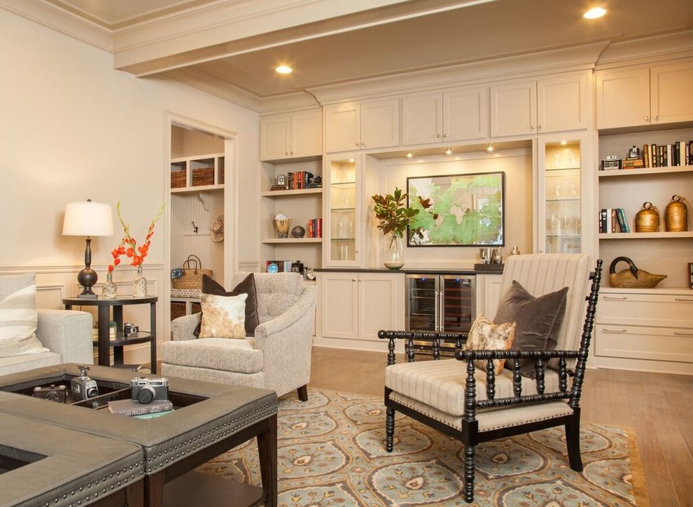 Immagine di un grande soggiorno tradizionale aperto con angolo bar, pareti beige e pavimento in legno massello medio