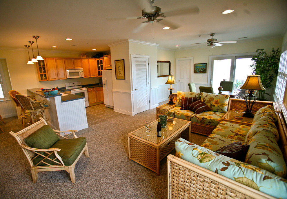 Foto di un piccolo soggiorno stile marino aperto con pareti beige, moquette, nessun camino, parete attrezzata e pavimento marrone