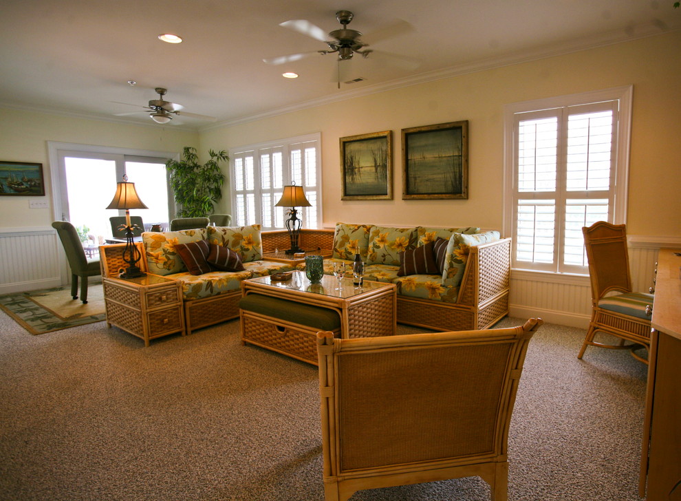 Immagine di un piccolo soggiorno stile marinaro aperto con pareti beige, moquette, nessun camino, parete attrezzata e pavimento marrone