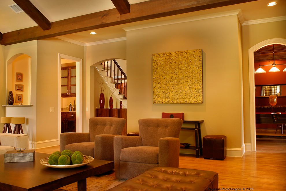 Diseño de sala de estar con barra de bar cerrada tradicional renovada grande con paredes beige, suelo de madera clara, todas las chimeneas, marco de chimenea de piedra y pared multimedia