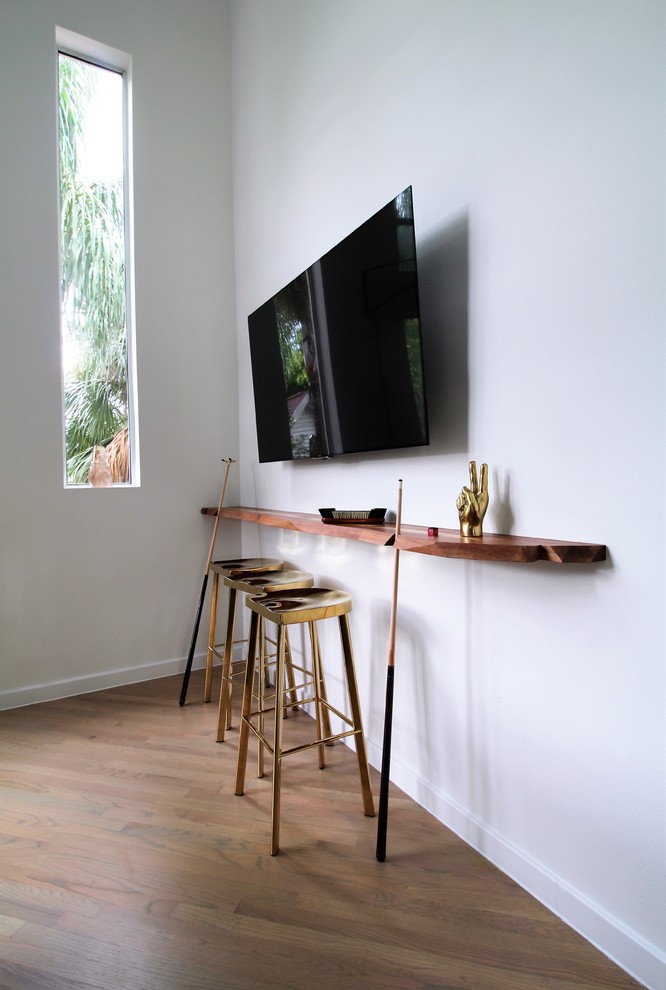 На фото: большая изолированная комната для игр в современном стиле с белыми стенами, светлым паркетным полом и телевизором на стене