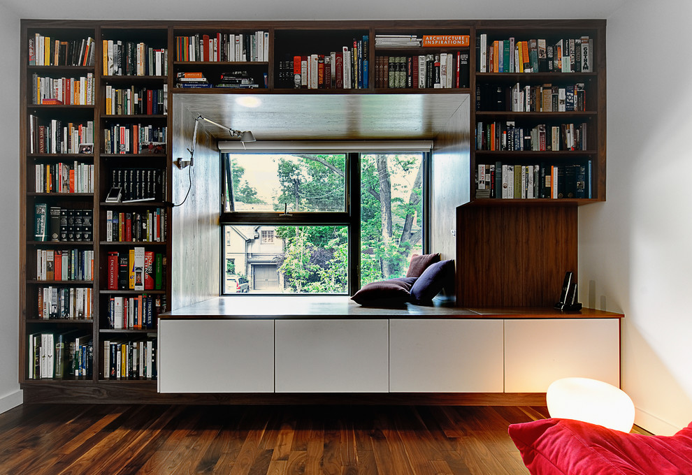 Ispirazione per un soggiorno minimal di medie dimensioni e chiuso con libreria, pareti bianche, pavimento in legno massello medio, nessun camino e nessuna TV