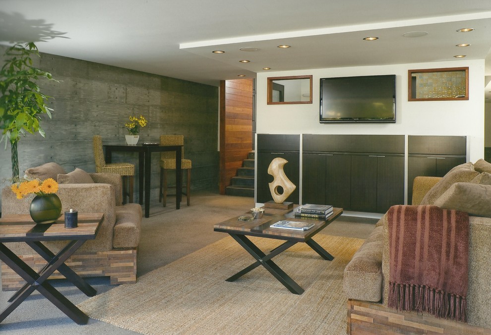 Foto di un grande soggiorno stile marino aperto con sala giochi, pareti bianche, pavimento in cemento e TV a parete