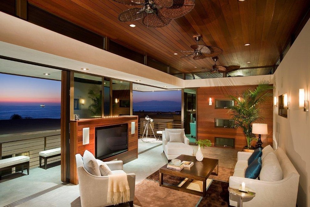 Inspiration pour une grande salle de séjour design ouverte avec un mur beige, un téléviseur fixé au mur et un sol en bois brun.