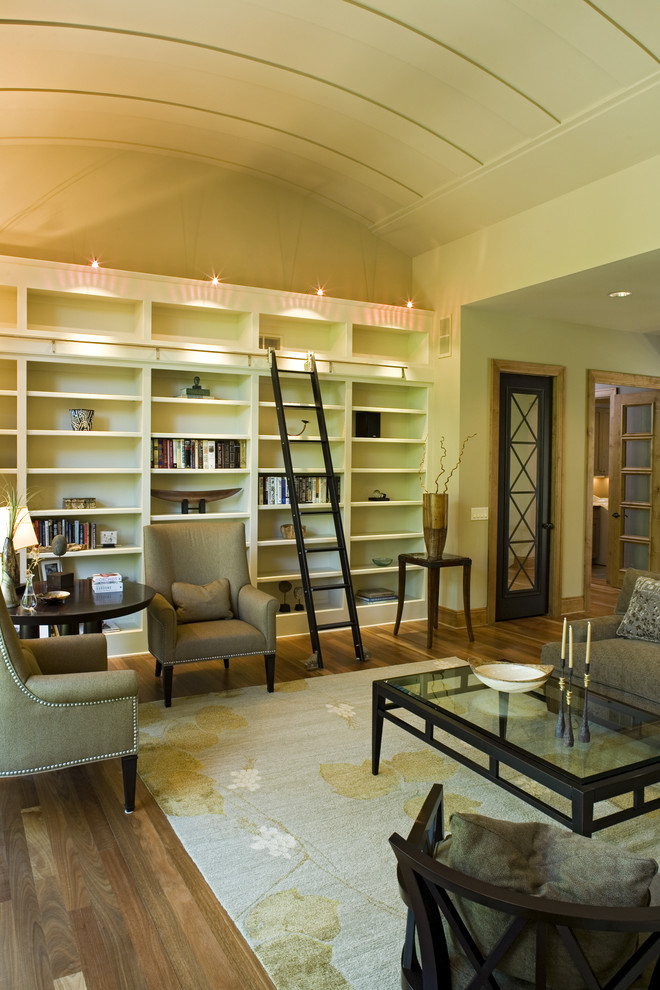 Diseño de sala de estar con biblioteca abierta actual grande sin televisor con paredes verdes y suelo de madera en tonos medios