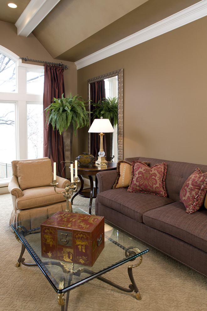 Foto de sala de estar abierta tradicional grande sin televisor con paredes marrones, moqueta y todas las chimeneas