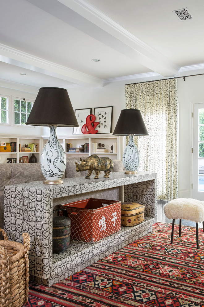 Imagen de sala de estar abierta tradicional renovada con paredes blancas, suelo de madera oscura y pared multimedia