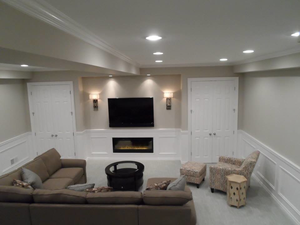 На фото: изолированная гостиная комната среднего размера в классическом стиле с серыми стенами, ковровым покрытием, телевизором на стене, горизонтальным камином и фасадом камина из дерева