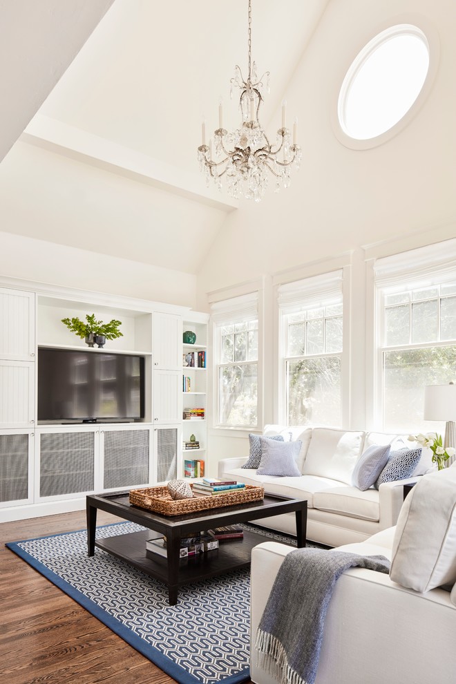 Klassisches Wohnzimmer mit weißer Wandfarbe, dunklem Holzboden, Multimediawand und braunem Boden