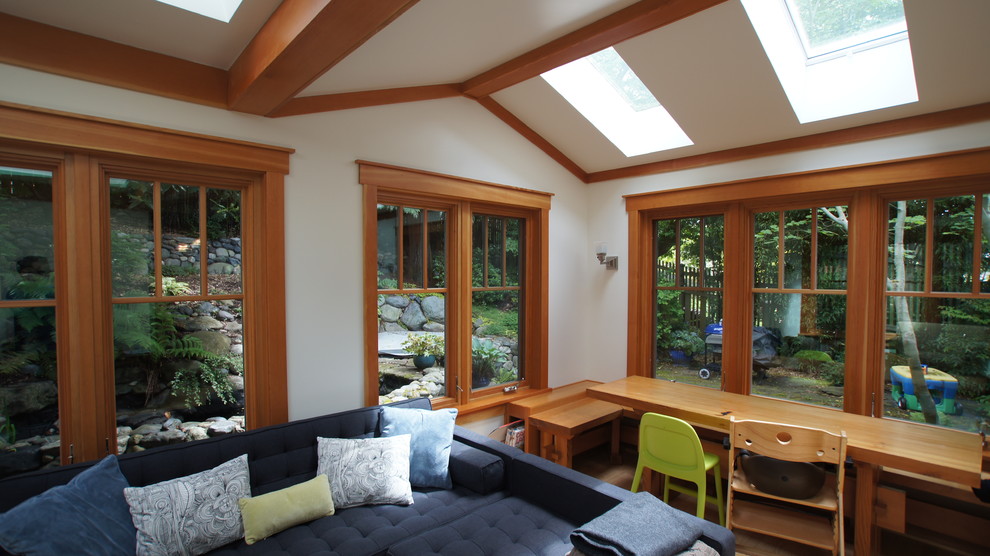 Foto de sala de estar abierta tradicional de tamaño medio sin chimenea con paredes blancas, suelo de madera clara y televisor independiente