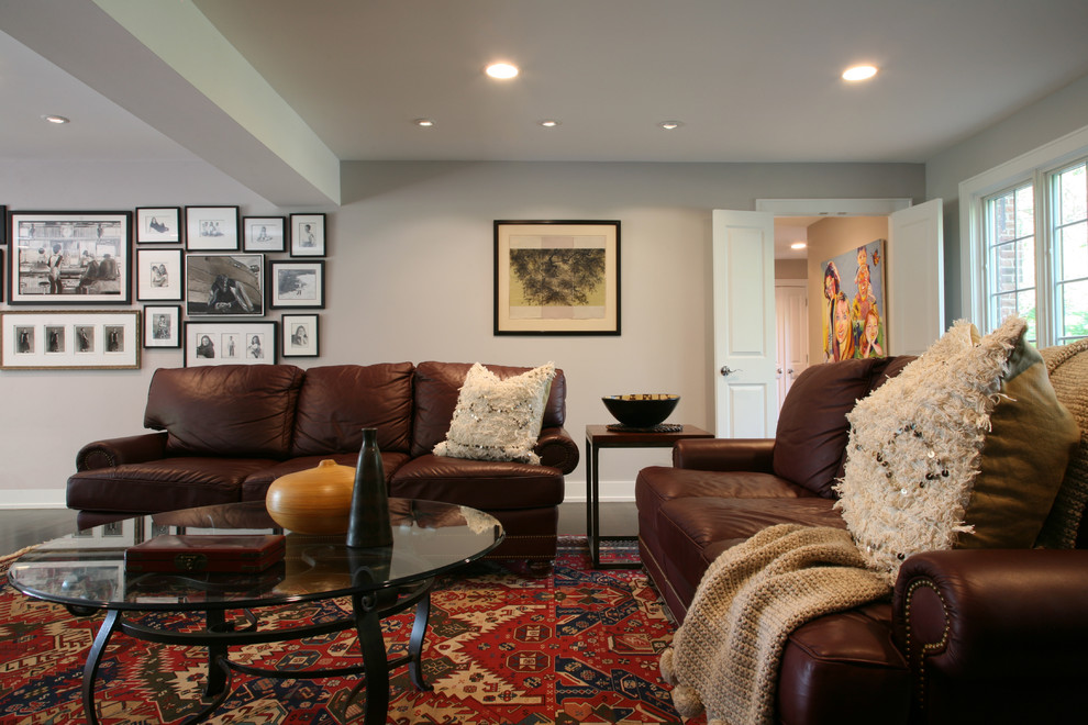 Großes, Abgetrenntes Klassisches Wohnzimmer mit beiger Wandfarbe, dunklem Holzboden, TV-Wand, Kamin und Kaminumrandung aus Stein in Chicago