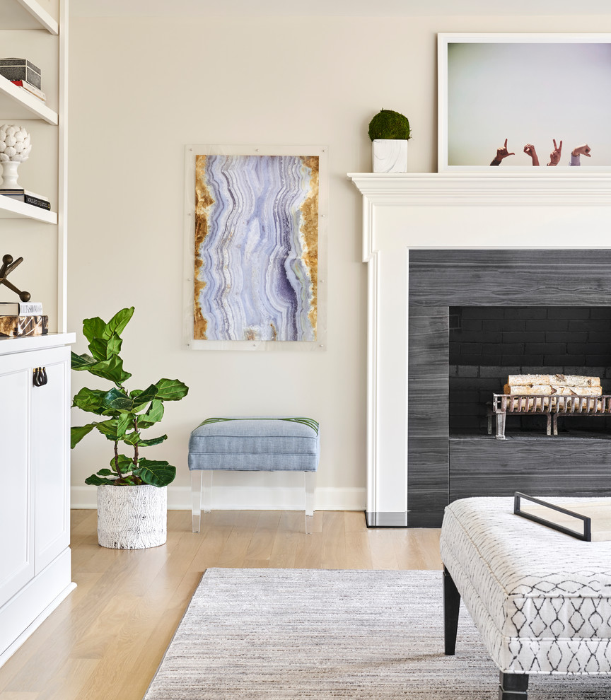 Foto de sala de estar abierta tradicional renovada con paredes blancas, suelo de madera clara, todas las chimeneas, marco de chimenea de madera, pared multimedia y suelo beige
